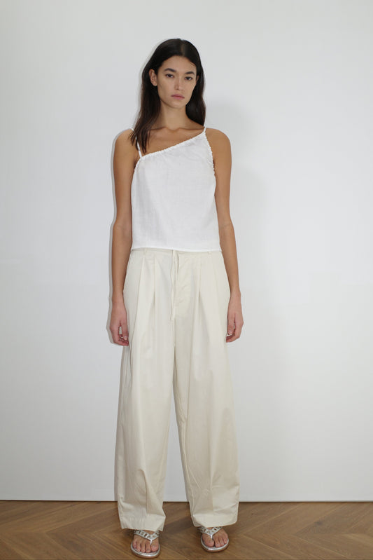 female model wears the asymetric tie top by Deiji Studios in white


an elevated asymmetric top with a softly gatehred front neckline and elastic neckline


made from 100% GOTS certified organic, OEKO-TEX 100 certified and EU certified stone washed french linen

paired with a off white cotton trouser