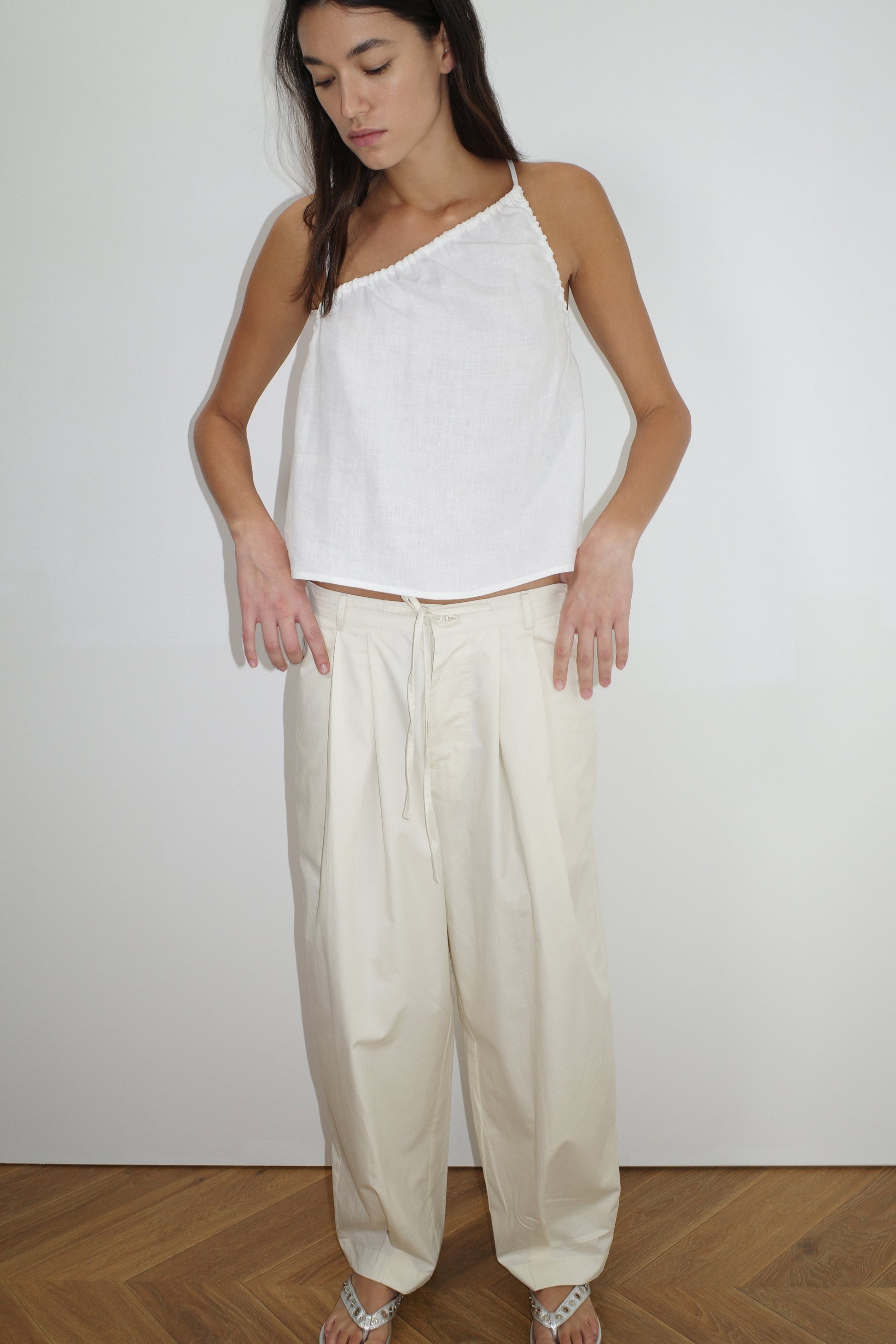 female model wears the asymetric tie top by Deiji Studios in white


an elevated asymmetric top with a softly gatehred front neckline and elastic neckline


made from 100% GOTS certified organic, OEKO-TEX 100 certified and EU certified stone washed french linen

paired with a off white cotton trouser