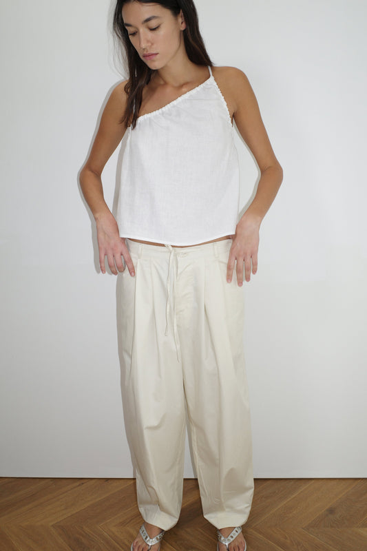 female model wears the asymetric tie top by Deiji Studios in white


an elevated asymmetric top with a softly gatehred front neckline and elastic neckline


made from 100% GOTS certified organic, OEKO-TEX 100 certified and EU certified stone washed french linen

paired with a off white cotton trouser
