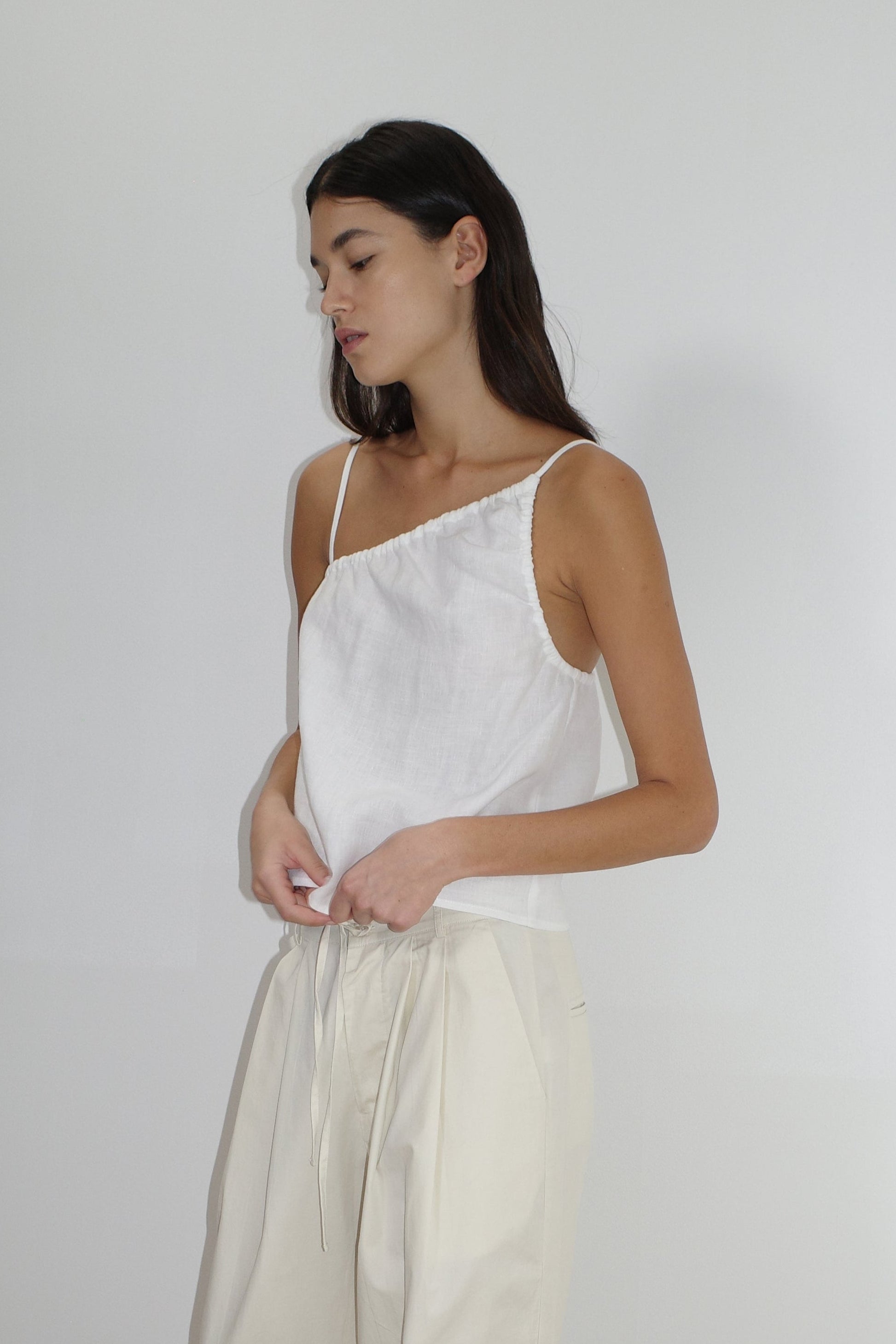female model wears the asymetric tie top by Deiji Studios in white


an elevated asymmetric top with a softly gatehred front neckline and elastic neckline


made from 100% GOTS certified organic, OEKO-TEX 100 certified and EU certified stone washed french linen

paired with a off white cotton trouser