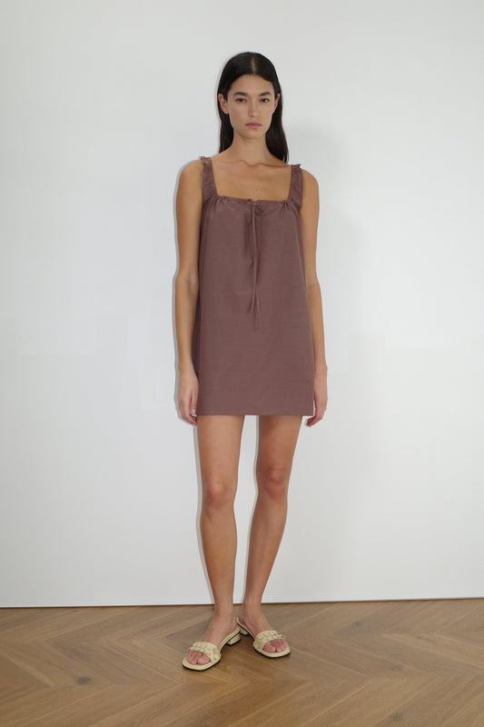 female model wears the bow dress in cedar exclusive to Deiji Studios

a crisp and lightweight mini-length dress features a flattering gathered square neckline with keyhole and tie front feature and side seam pockets


made from 100% GOTS certified organic cotton poplin