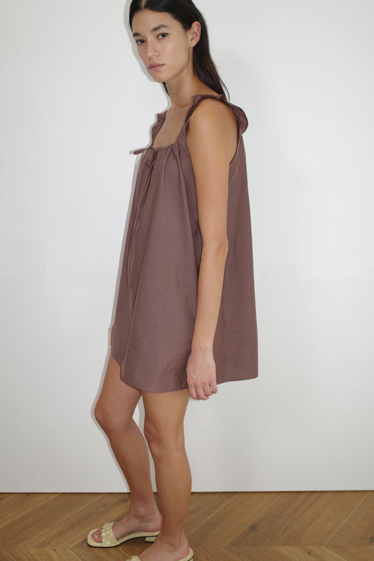 female model wears the bow dress in cedar exclusive to Deiji Studios

a crisp and lightweight mini-length dress features a flattering gathered square neckline with keyhole and tie front feature and side seam pockets


made from 100% GOTS certified organic cotton poplin