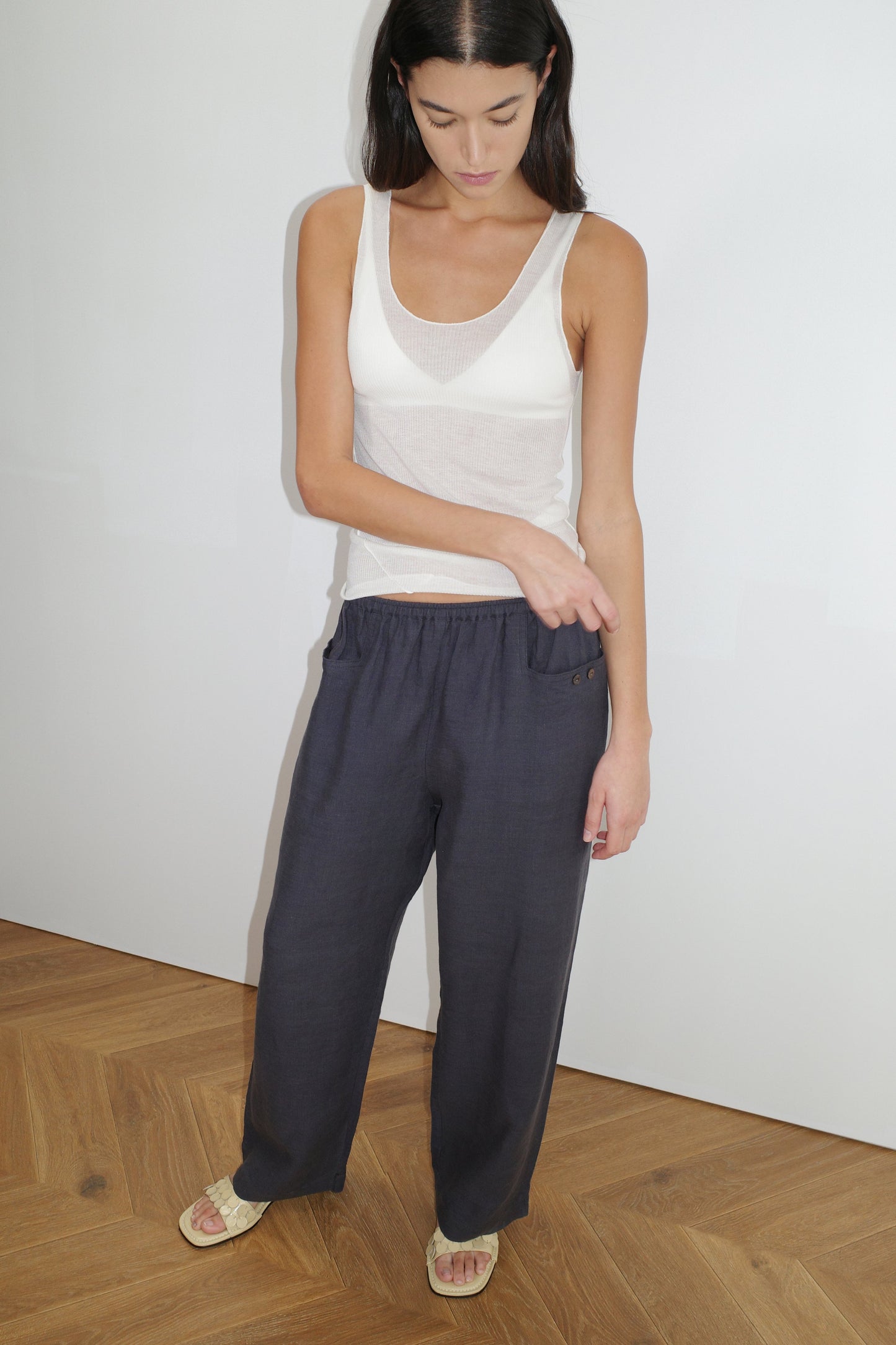female model wears the linen square pocket pant by Deiji Studios in ink


an ankle length, straight leg pant features a soft minimal elastic waist with front seam pockets and button detail


made from 100% GOTS certified organic, OEKO-TEX 100 certified and EU certified stone washed french linen

paired with a white knit tank