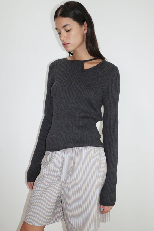 female model wears restocking soon, sign up to be notified


the cut out cardi by Deiji Studios in coal


a fully fashioned ribbed knit features flattering high neckline, cut out collar with single button feature in a relaxed loose fit


made from 95% BCI cotton and 5% cashmere

paired with the long boxer in seas stripe