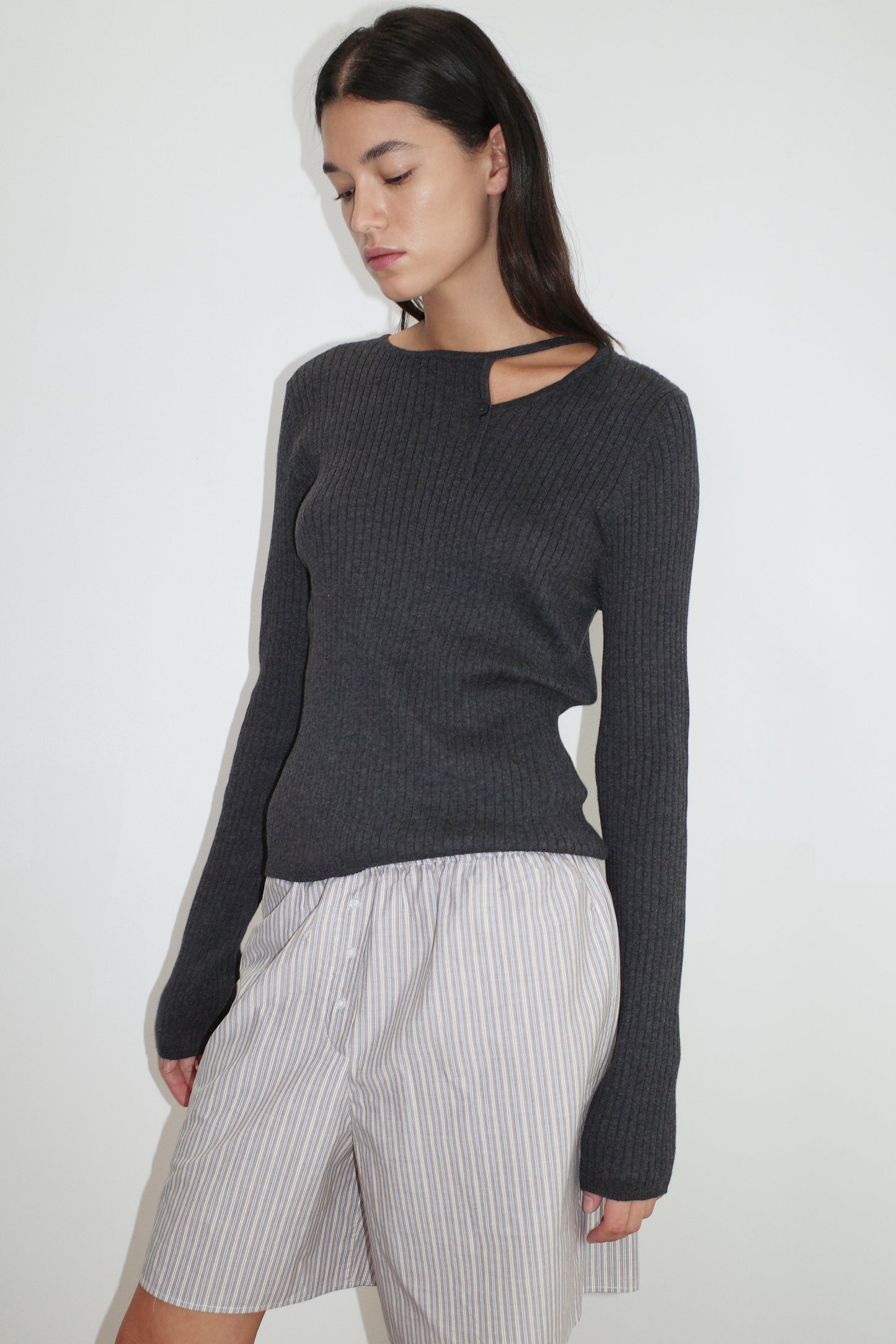female model wears restocking soon, sign up to be notified


the cut out cardi by Deiji Studios in coal


a fully fashioned ribbed knit features flattering high neckline, cut out collar with single button feature in a relaxed loose fit


made from 95% BCI cotton and 5% cashmere

paired with the long boxer in seas stripe