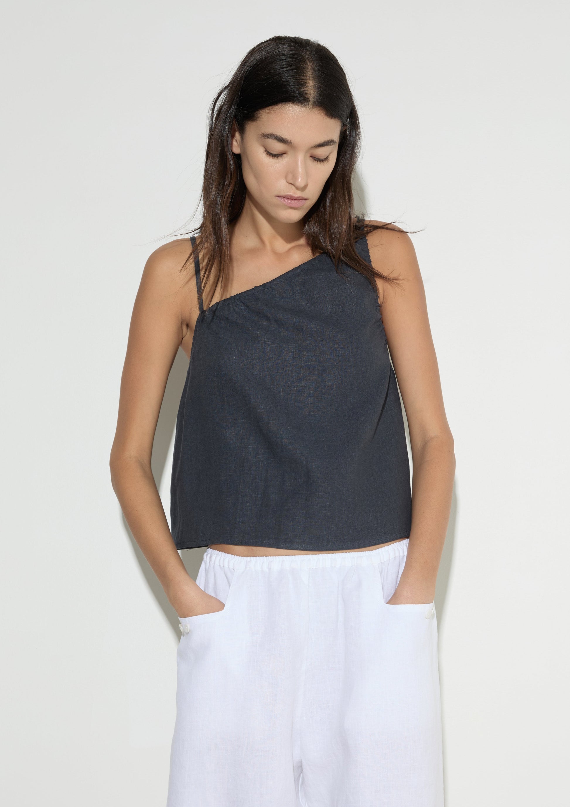 female model wears the asymmetric tie top by Deiji Studios in ink


an elevated asymmetric top with a softly gathered front neckline and elastic neckline


made from 100% GOTS certified organic, OEKO-TEX 100 certified and EU certified stone washed french linen

paired with a white cotton trouser