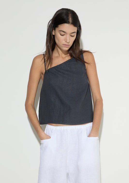 female model wears the asymmetric tie top by Deiji Studios in ink


an elevated asymmetric top with a softly gathered front neckline and elastic neckline


made from 100% GOTS certified organic, OEKO-TEX 100 certified and EU certified stone washed french linen

paired with a white cotton trouser