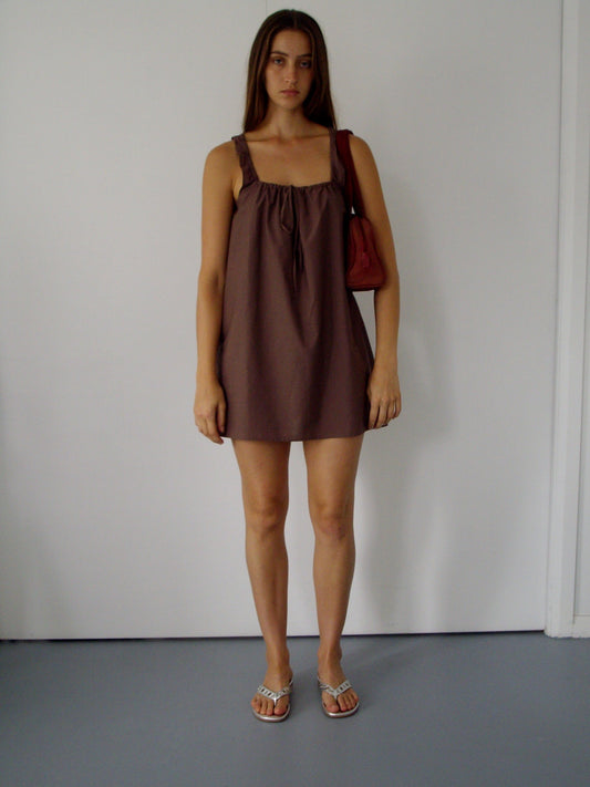 female model wears the bow dress in cedar exclusive to Deiji Studios

a crisp and lightweight mini-length dress features a flattering gathered square neckline with keyhole and tie front feature and side seam pockets


made from 100% GOTS certified organic cotton poplin