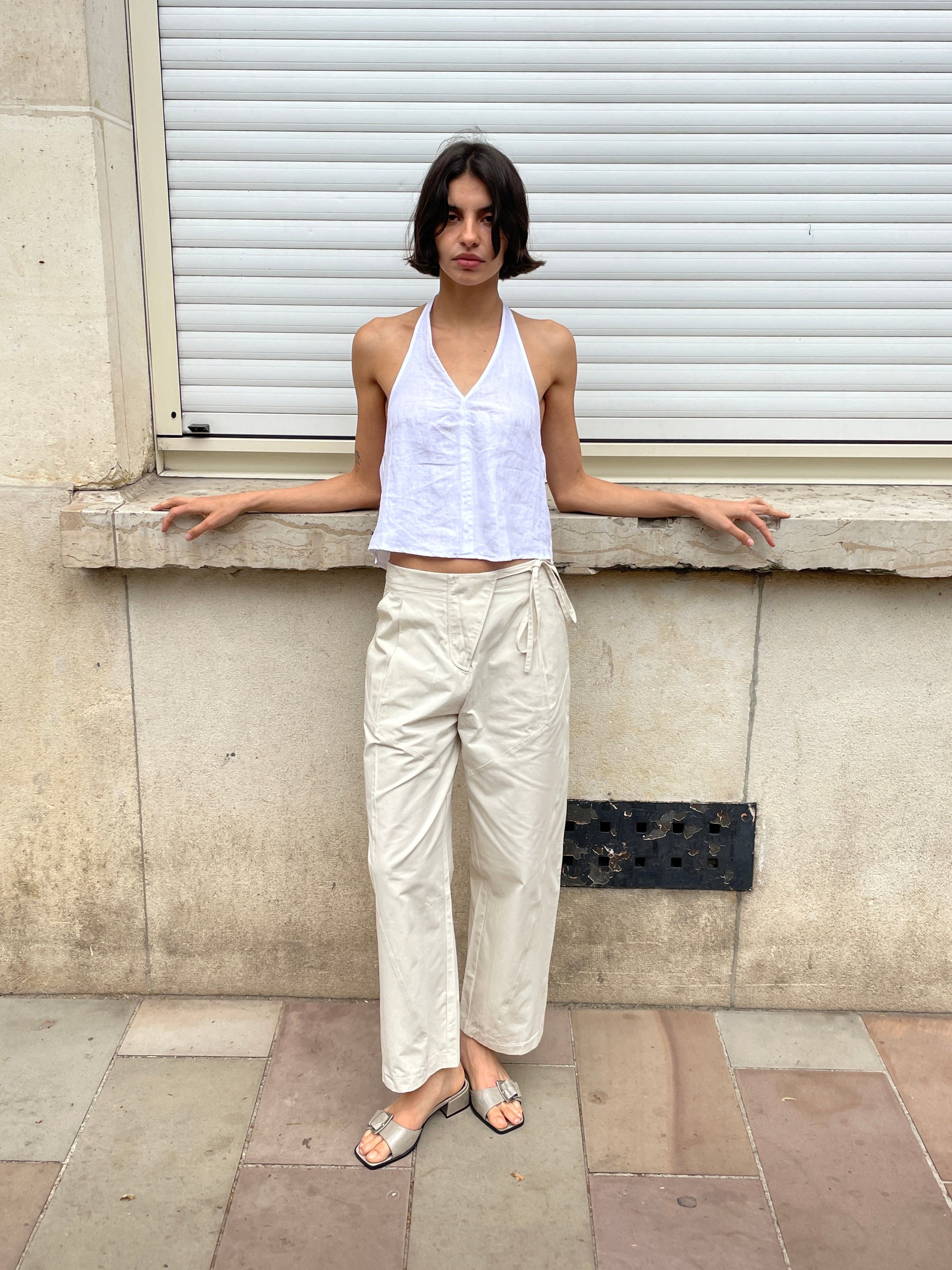 female model wears the linen halter top by Deiji Studios in white

relaxed halter top features flattering v neckline, centre bust pleats and adjustable backline with drawcord tie closure

made from 100% OEKO-TEX 100 certified and EU certified stone washed french linen

paired with a white cotton trouser
