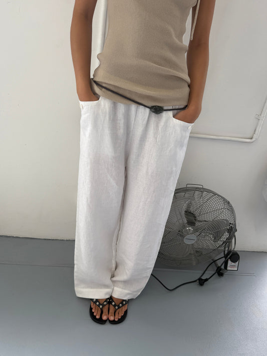 female model wears the linen square pocket pant by Deiji Studios in white


an ankle length, straight leg pant features a soft minimal elastic waist with front seam pockets and button detail


made from 100% GOTS certified organic, OEKO-TEX 100 certified and EU certified stone washed french linen

paired with a beige knit top