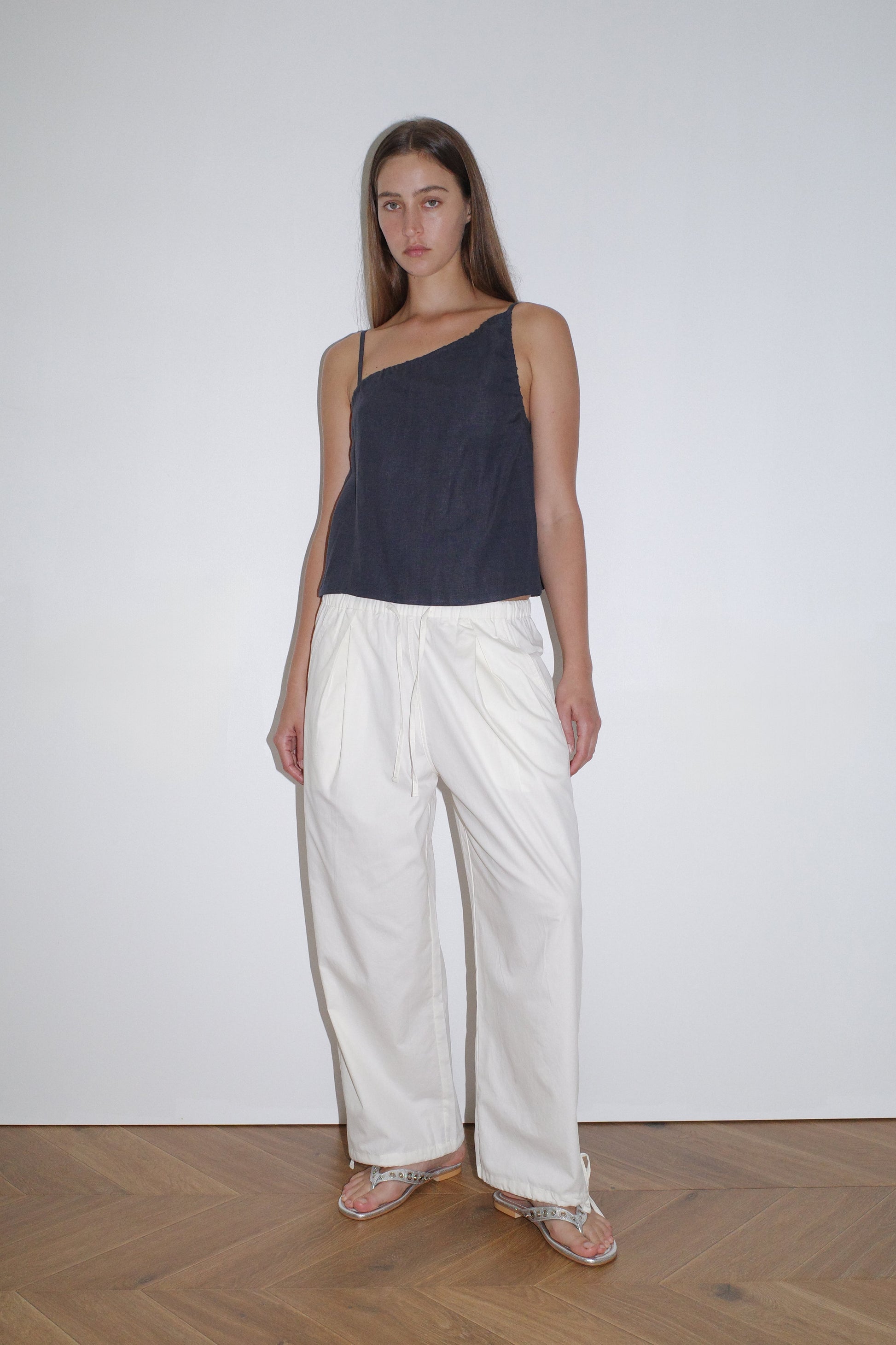 female model wears the asymmetric tie top by Deiji Studios in ink


an elevated asymmetric top with a softly gathered front neckline and elastic neckline


made from 100% GOTS certified organic, OEKO-TEX 100 certified and EU certified stone washed french linen

paired with a white cotton trouser